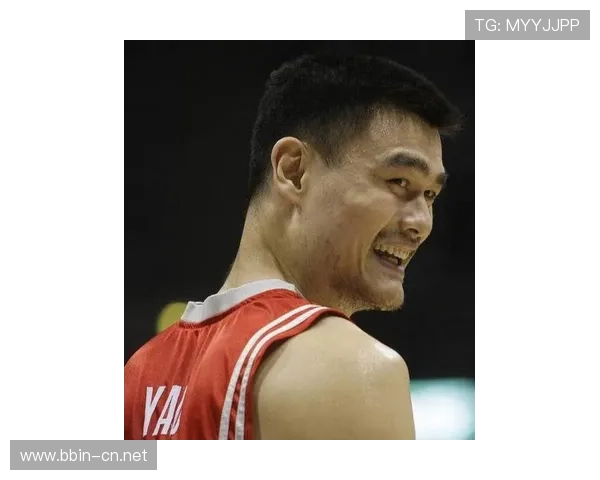 姚明站中央体型夸张到极致犀牛瞬间如大狗奥尼尔仿若小鸟依人般姿